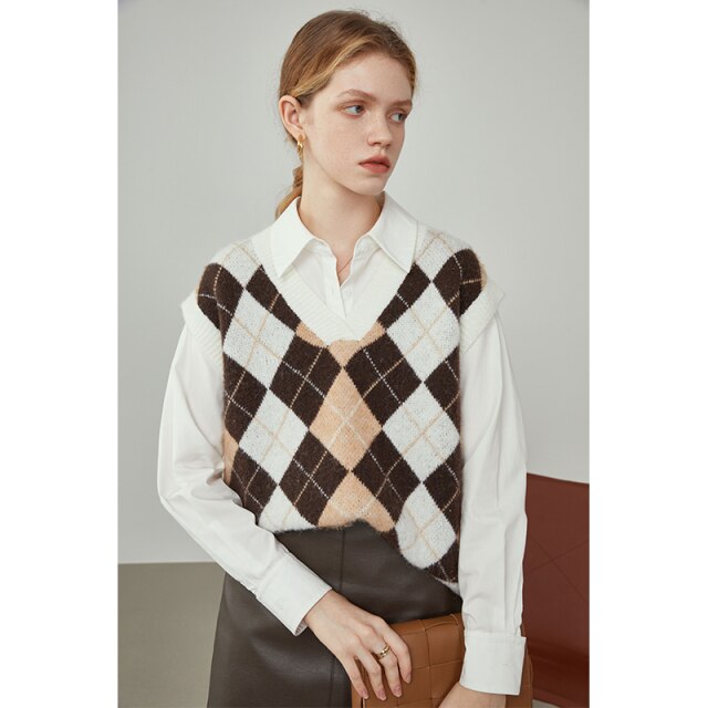 Women's Diamond Check Knitted Vest 2021 Winter Retro College Style V-neck Outer Wear Layered Sweater Vest Women Tops